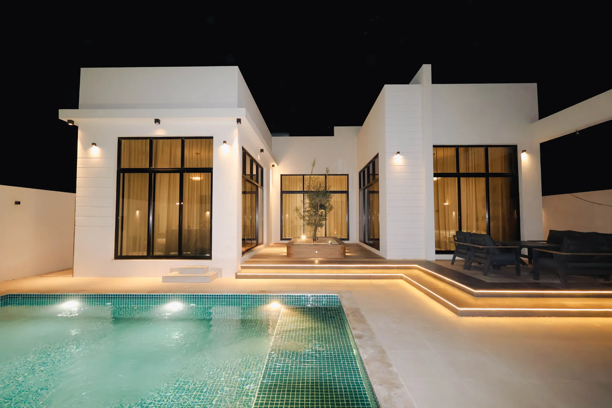 فيلا الغروب — تصميم داخلي وأعمال نجارة فلل ومجالس من ترِند للتصميم الداخلي وأعمال النجارة