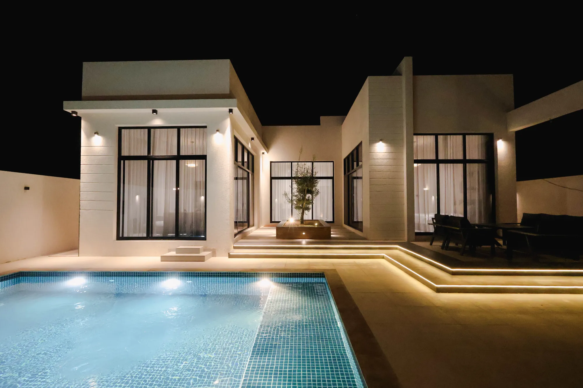 فيلا الغروب — تصميم داخلي وأعمال نجارة فلل ومجالس من ترِند للتصميم الداخلي وأعمال النجارة